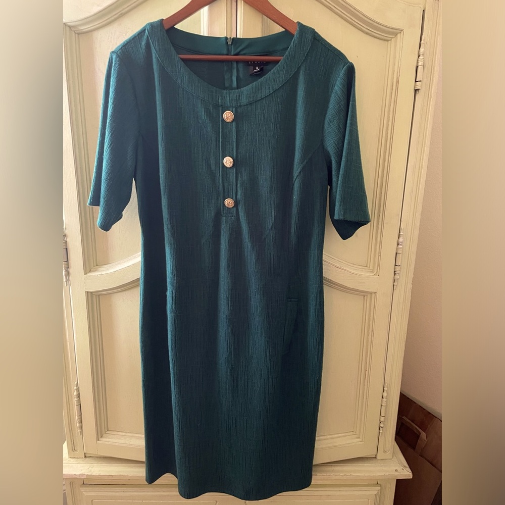 Elegant! Enfocus forest green shift dress with pockets and gold buttons, size 14